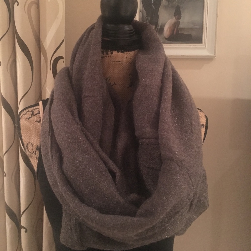 Gray circle scarf